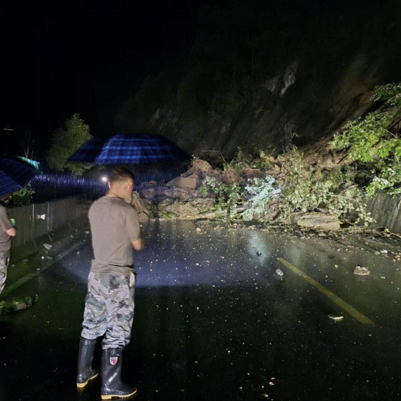 新晃成功处置一起公路塌方地质灾害事故