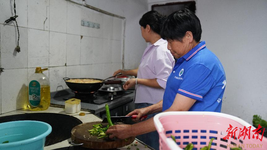 风雨中的温暖港湾  中方县安置点里热饭热菜暖胃更暖心