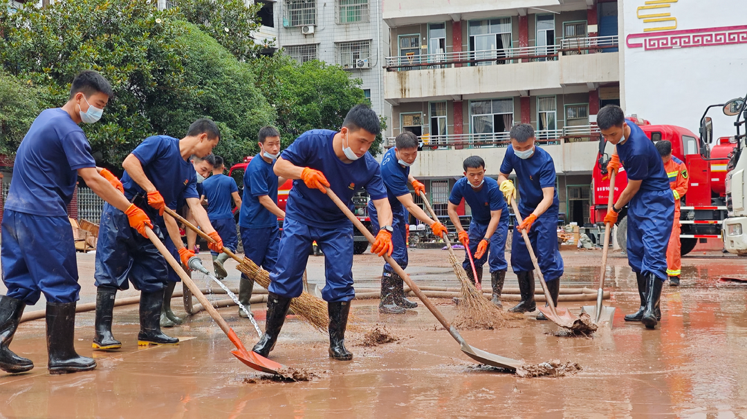 闻“汛”而动丨为了孩子早日返校 ——国家消防救援局湖南机动队伍桑植灾后清淤见闻@湖南日报头版