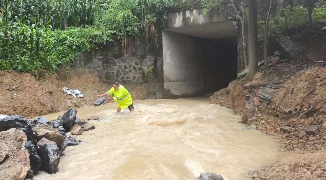 新晃：闻“汛”而动 风雨中的担当与守护