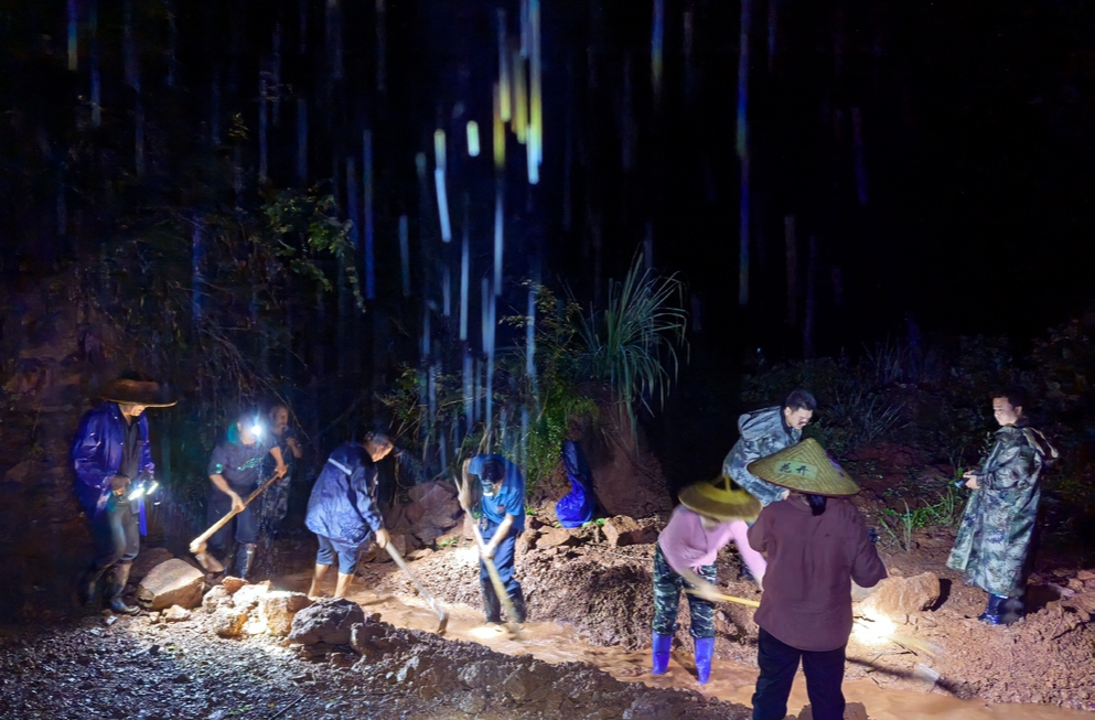 在暴雨中争分夺秒——怀化干群齐心迎战强降雨一线直击@湖南日报头版