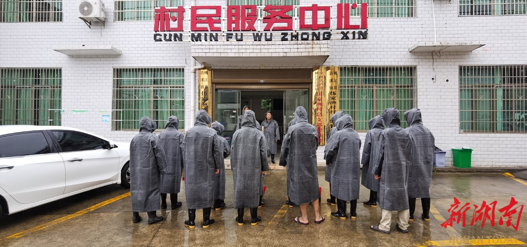 【“汛”速行动】疏浚、敲门、挪床，桃江县伍家洲村党员干部雨夜守护群众安全