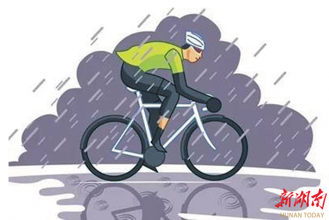 雨衣卷入车轮频酿悲剧，雨天骑行这些安全要点务必牢记！