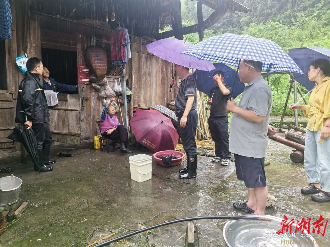 聞“汛”而動丨風雨過后見擔當——永定區(qū)天門山鎮(zhèn)全力推進災后搶修恢復