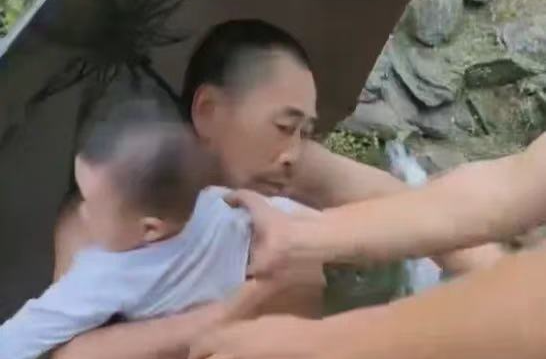 湖南桑植一村干部提前发现险情转移一户三人，半小时后山体滑坡