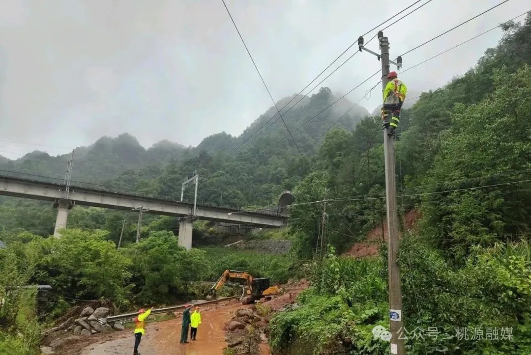 桃源牛车河镇：“电骡子”踏泥送光明