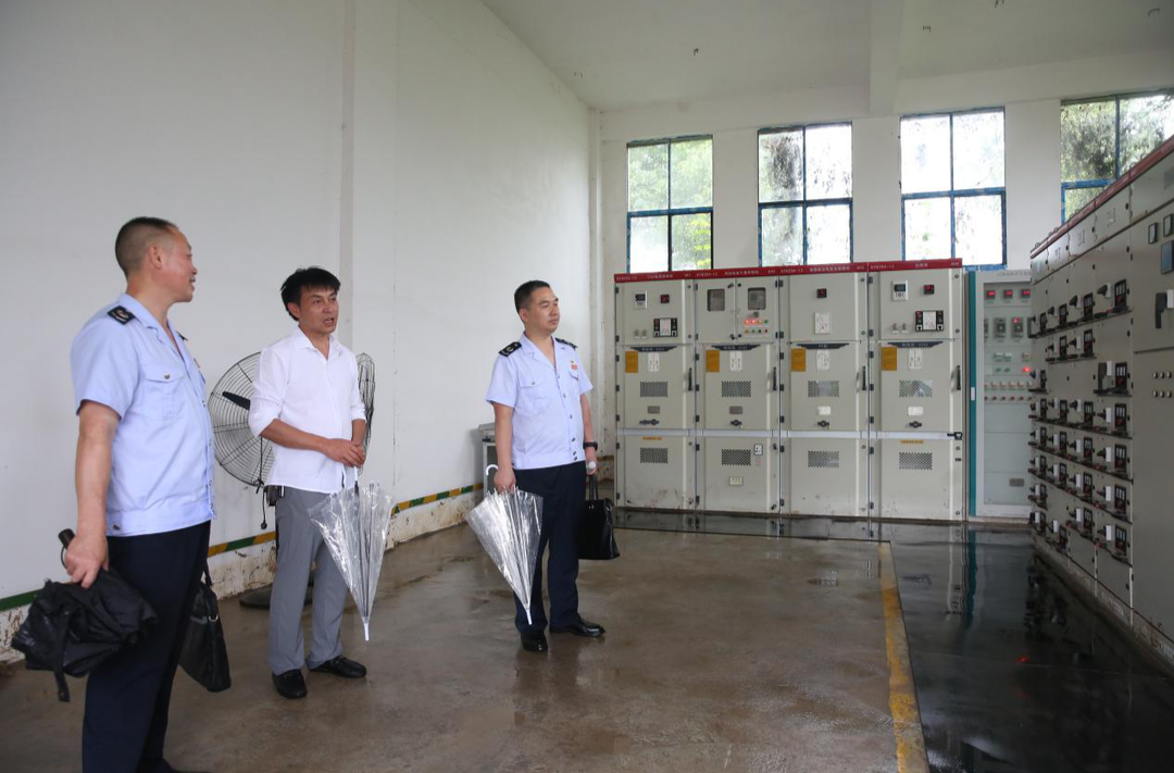 龙山税务灾后走访暖企心