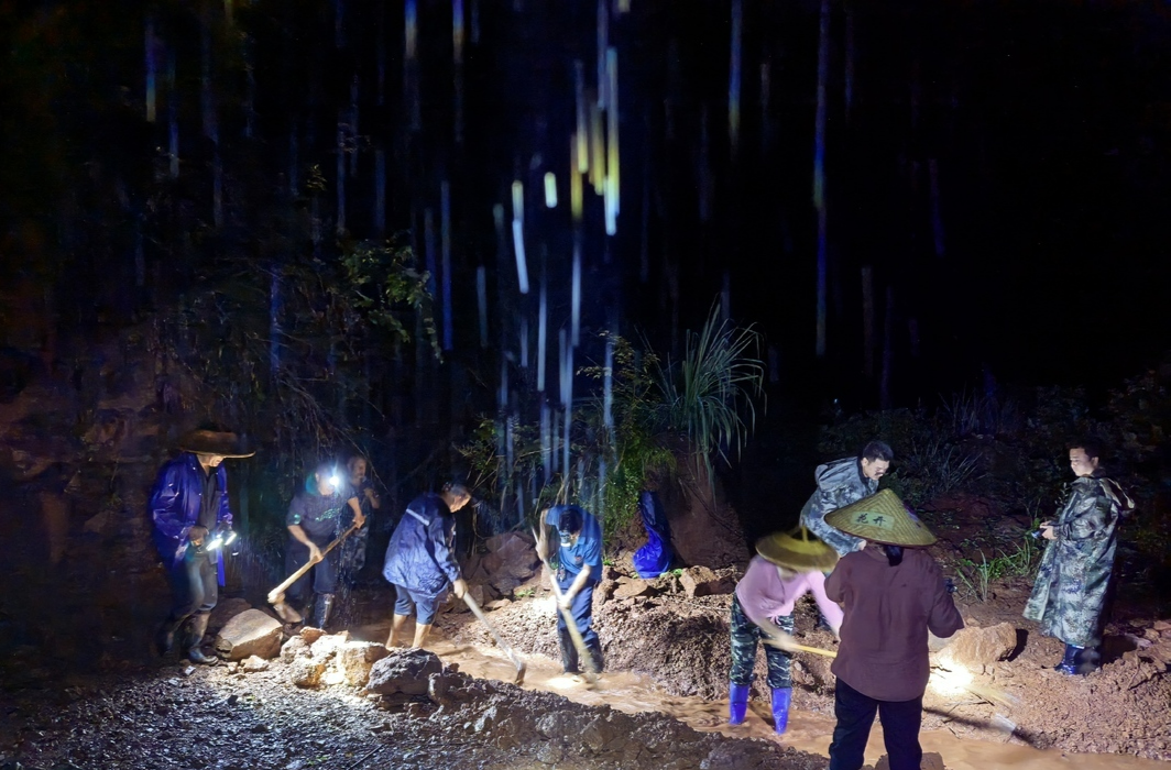 在暴雨中争分夺秒——怀化干群齐心迎战强降雨一线直击