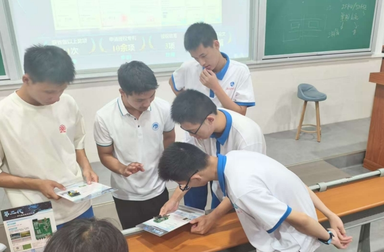湖南铁道职院北斗团队创新践行职普融通，点燃高中学子探索北斗与轨道交通应用的热情