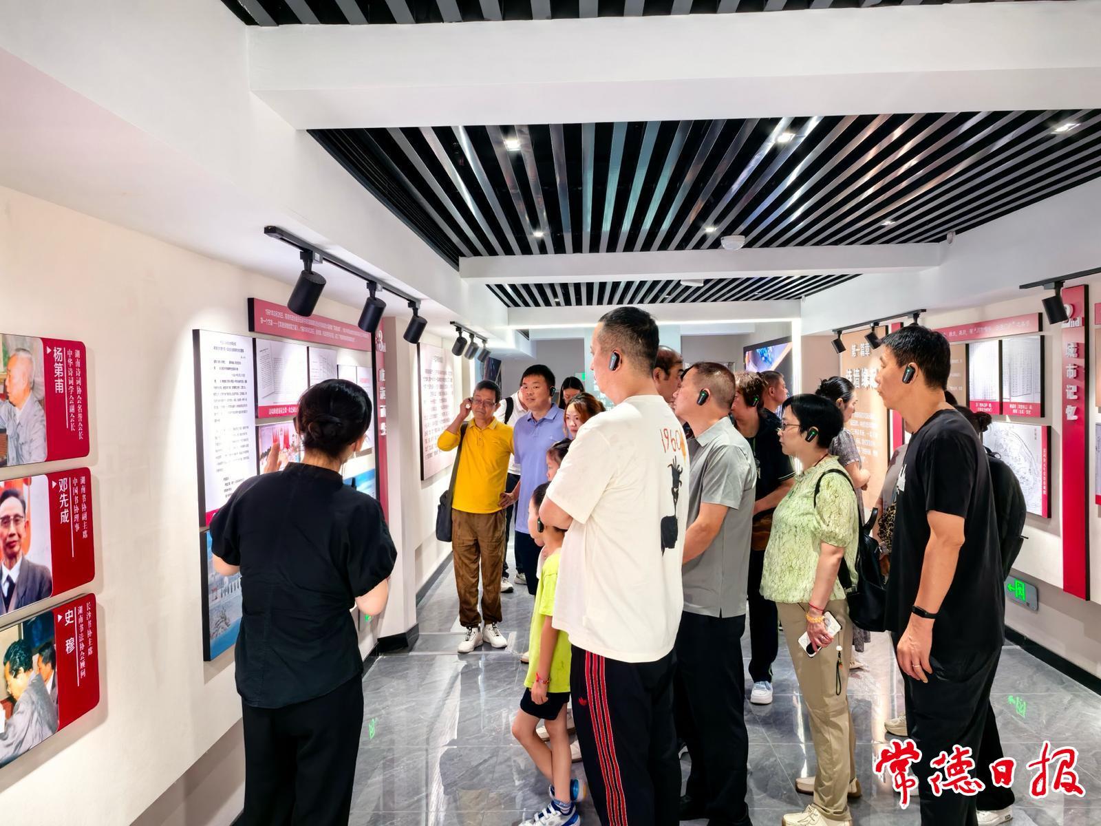 听公益讲解 探寻常德诗墙的故事
