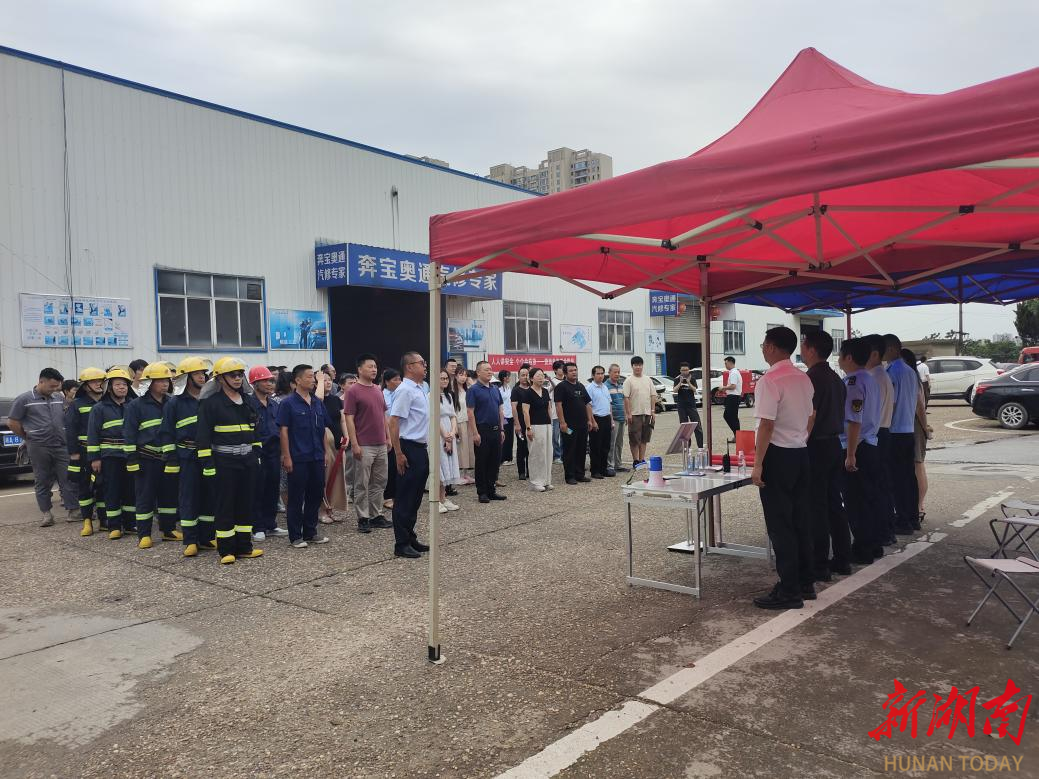 長沙金竹河社區(qū)：開展“安全生產(chǎn)月 筑牢防火墻”網(wǎng)格消防演練活動