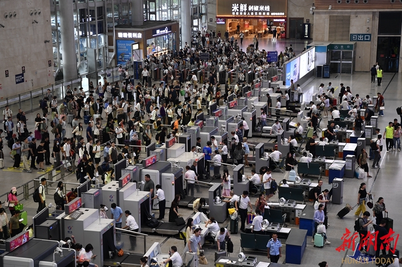 暑运将至 长沙高铁南站客流逐步升温