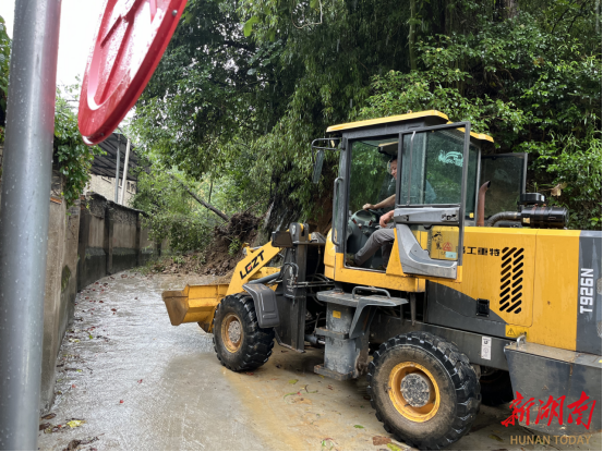 洪江区：闻“汛”而动战汛情，疏通道路护生命