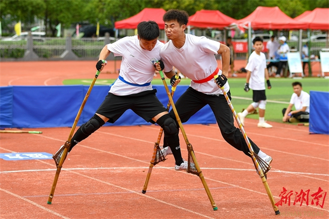 National Stilts Competition Kicks off in Zhangjiajie