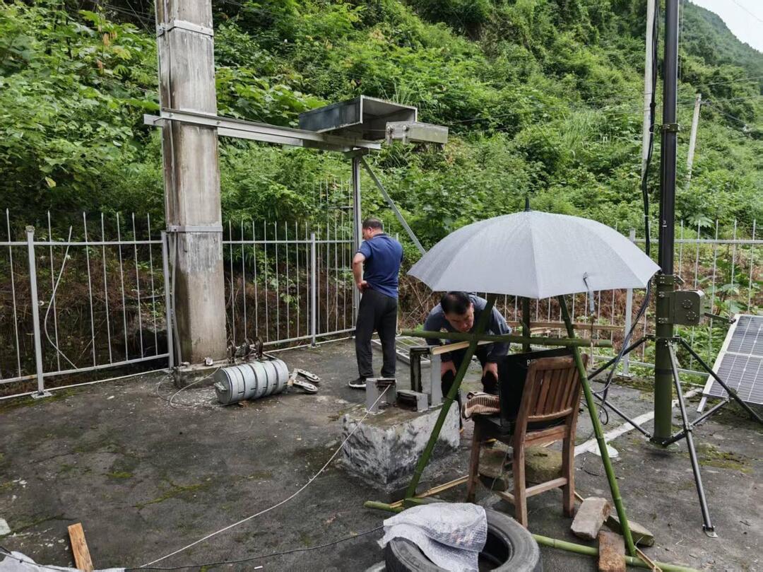 6月21日，桑植水文站职工调试侧扫雷达