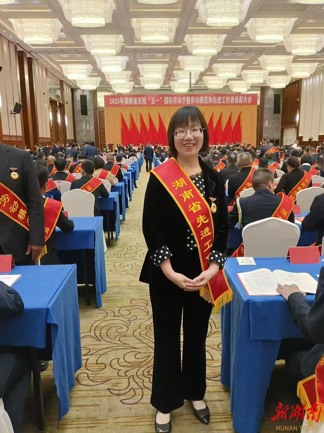 二十七载的“新闻守夜人”——记2025年湖南省先进工作者刘小飞