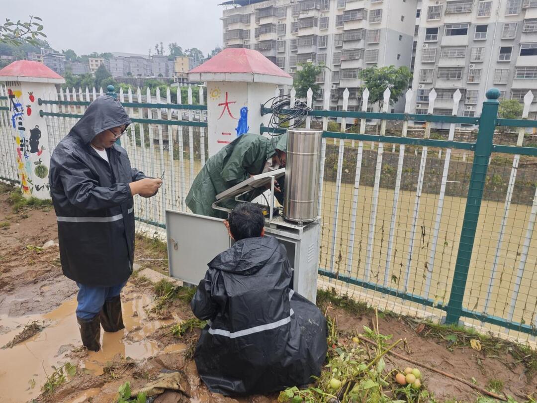 6月22日，湘西水文中心职工在龙山果利河安装应急监测设备雨水遥测终端