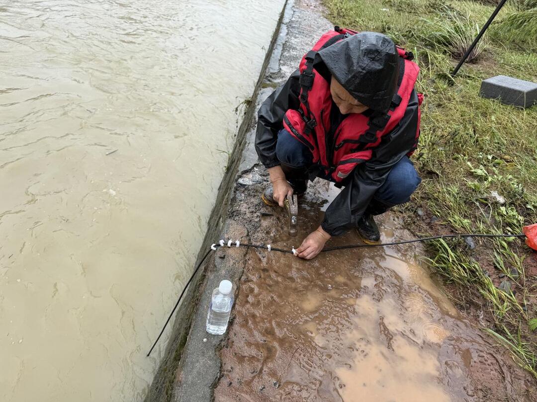 6月22日，湘西水文中心职工在龙山果利河安装应急监测设备气泡式水位计