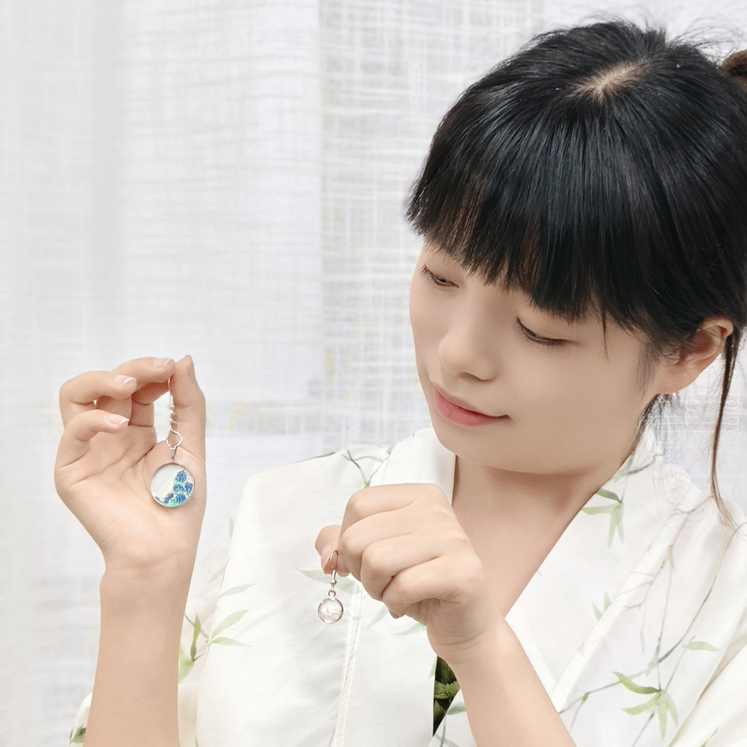双语湖南| 大二女生绣制湘绣耳环 古老湘绣变身时尚单品