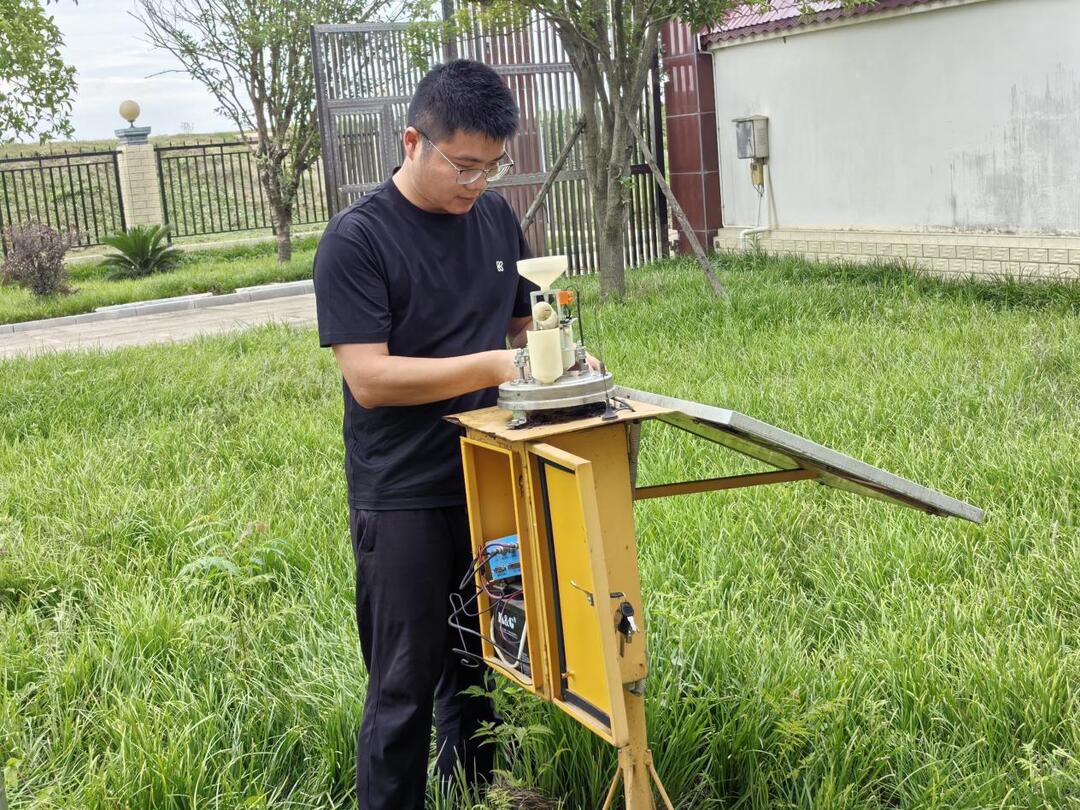6月21日，汉寿县水文局职工在赵家河雨量站进行故障维护