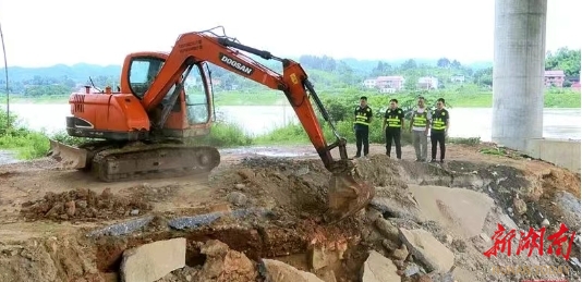 新化县快速处置老屋院资水大桥边坡塌方险情
