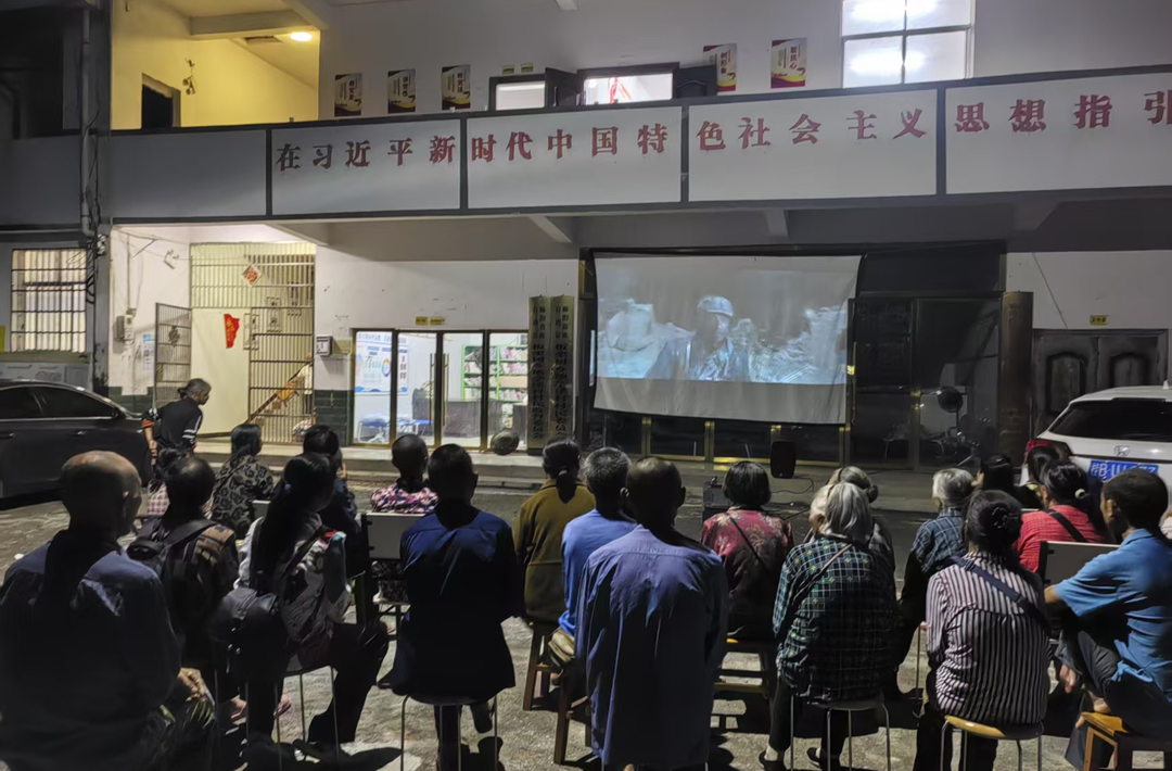 电影放映、免费体检，温情点亮麻阳板栗树乡安置点