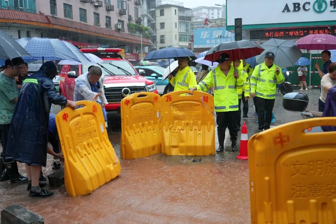 闻“汛”而动丨鏖战暴雨 坚守一线——桑植公安交警防汛纪实
