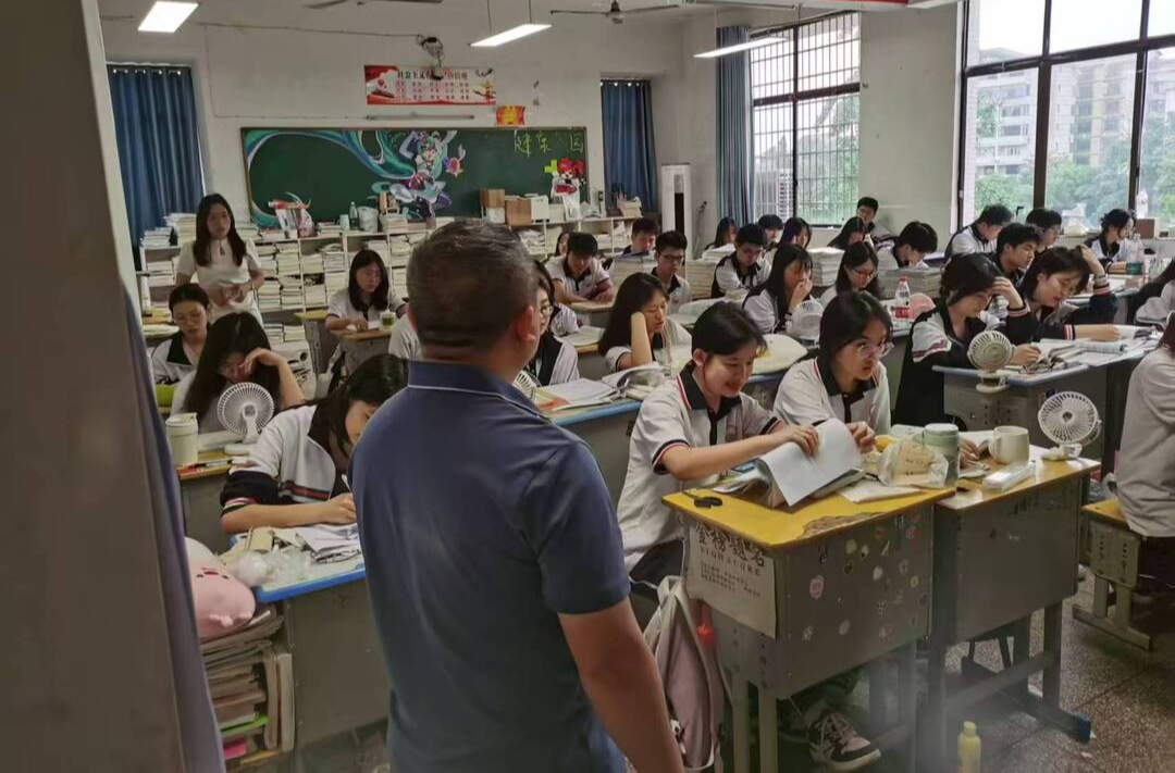 丹心映桃李：新化县第三中袁意吾老师的师德践行之路