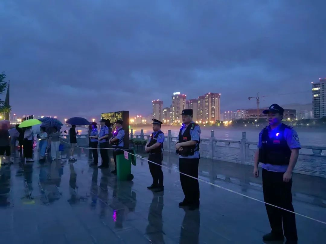 闻“汛”而动丨藏蓝为堤 守护澧水安澜——张家界公安迎战“6·18”特大暴雨纪实