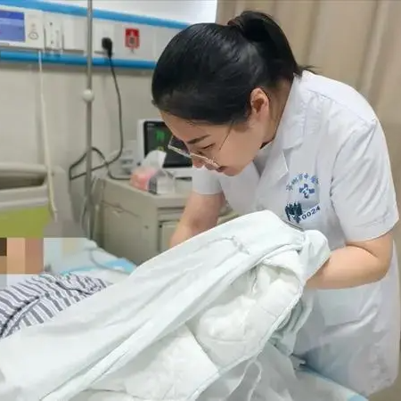 绝经阿姨腹中惊现“双胞胎” “钥匙孔”手术精准切除肿瘤
