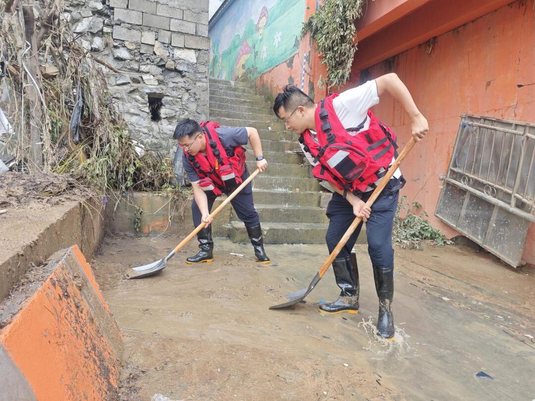 6月22日，湘西水文中心职工在龙山果利河进行断面清淤