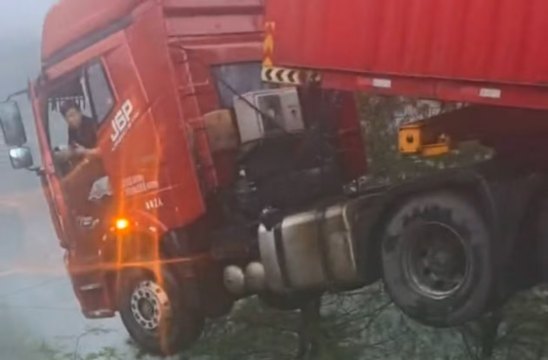 貴州夏蓉高速三都往榕江大橋垮塌疑多車掉落，大貨車車頭騰空內(nèi)有司機(jī)，有人勸后車撤離