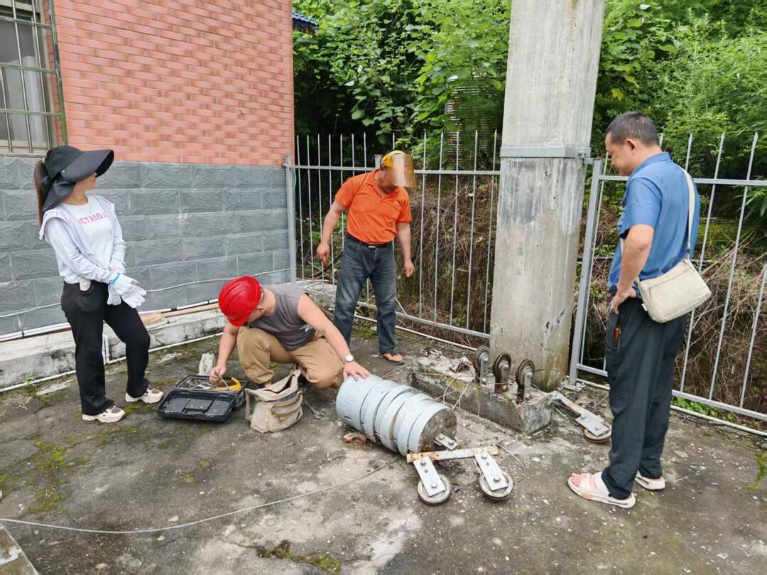 6月22日，凉水口站趁河道水位消退之机，加紧维修缆道，为即将到来的下一次洪水过程准备。