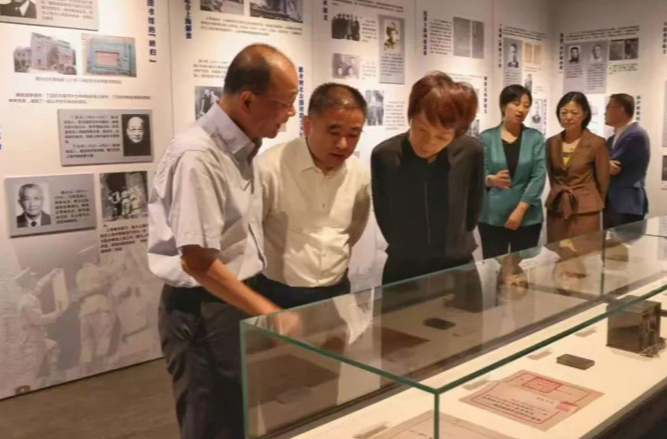 “不忘初心 逐梦前行”文献图片展在四行仓库抗战纪念馆开幕