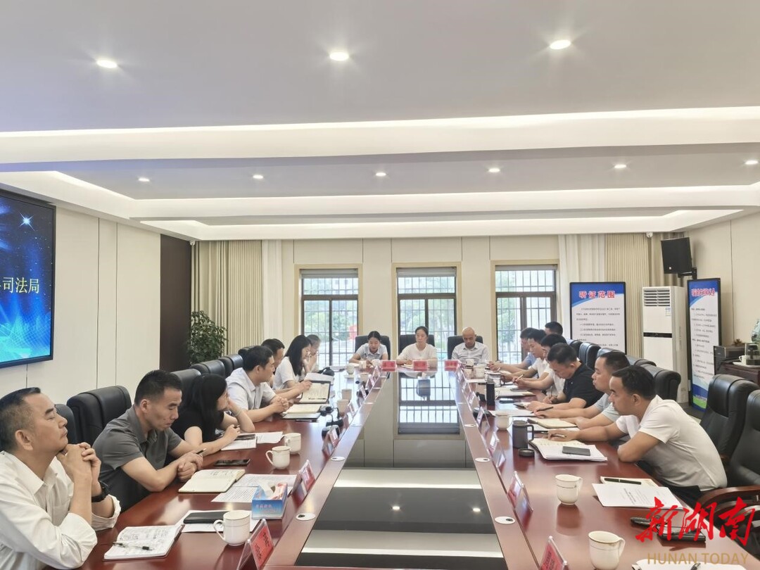 岳阳县法院与县司法局联席协作推进依法治县