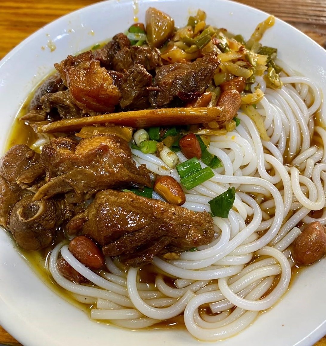 沒裝修的粉店，裝滿會(huì)“說(shuō)話”的煙火氣