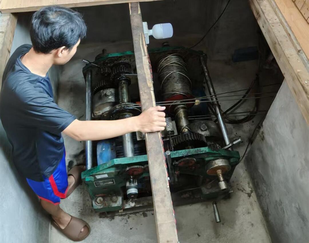 6月22日，长潭河水文站职工进行测流缆道绞车维修