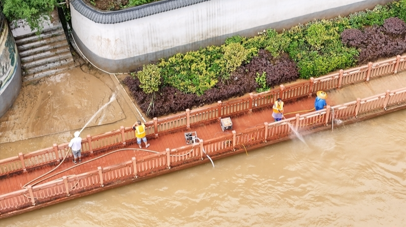 暴雨过后忙清淤