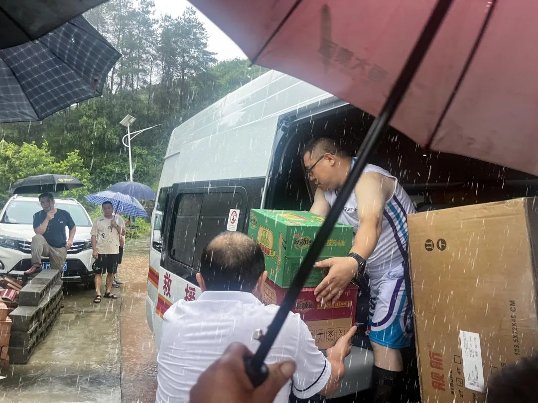 青春筑堤壩！懷化青年聞“汛”而動，風(fēng)雨中挺膺擔(dān)當(dāng)！