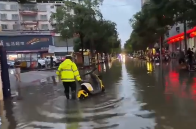 视频丨暴雨遇“警” 永州公安撑起群众“平安伞”