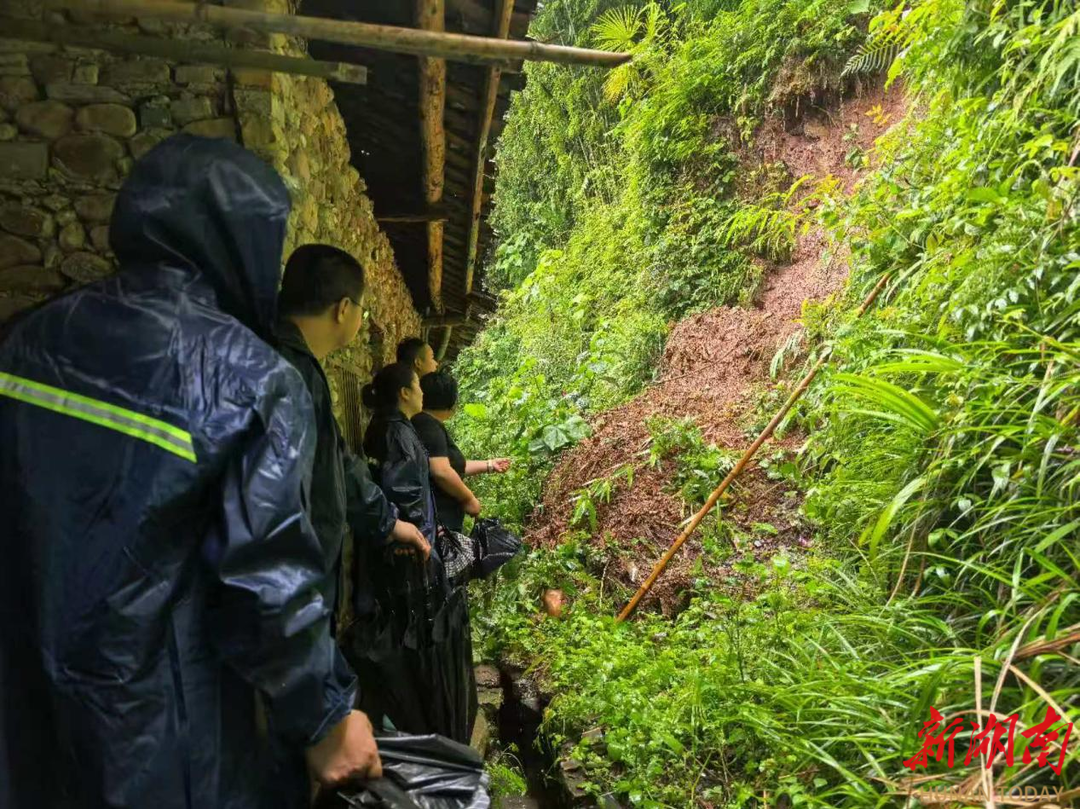 闻“汛”而动丨暴雨下，廖家村镇党员干部冲在一线筑起“生命防线”