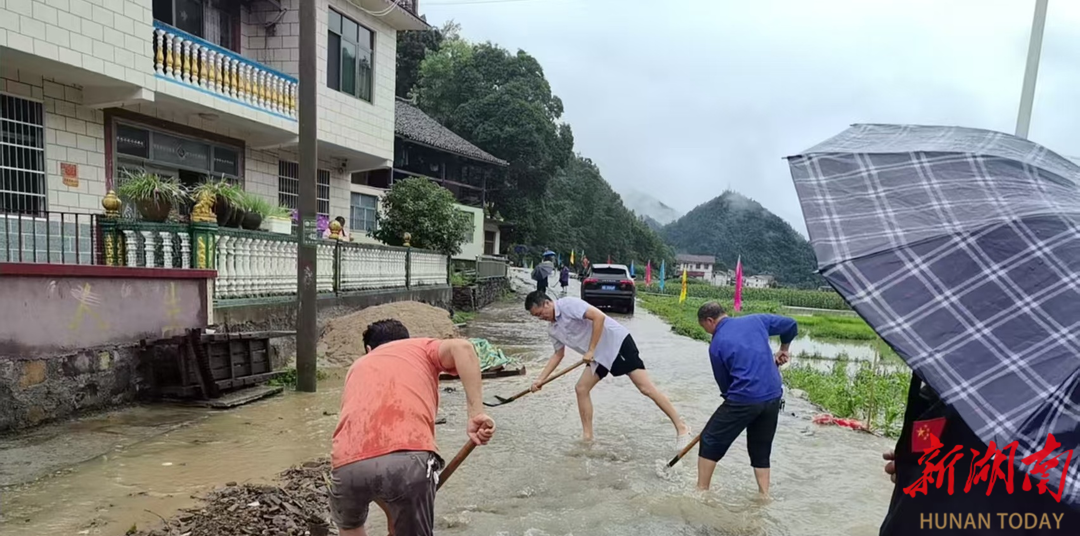 新晃貢溪鎮(zhèn)：干群政企齊上陣，汛期搶險保路通