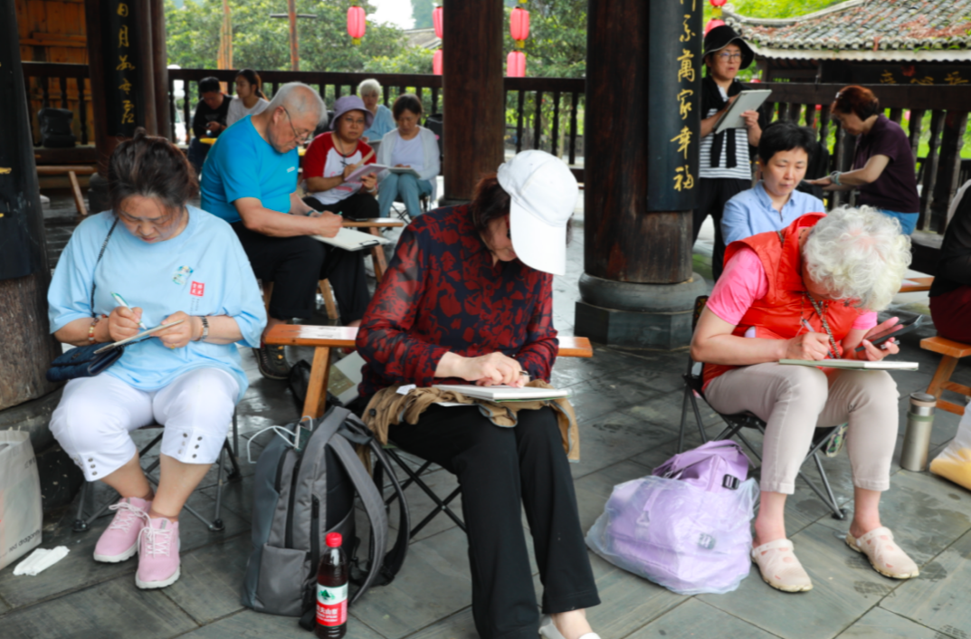 福地懷化·康養(yǎng)季｜58人“銀發(fā)”房車旅行團游靖州，康養(yǎng)寫生激活縣域新經(jīng)濟