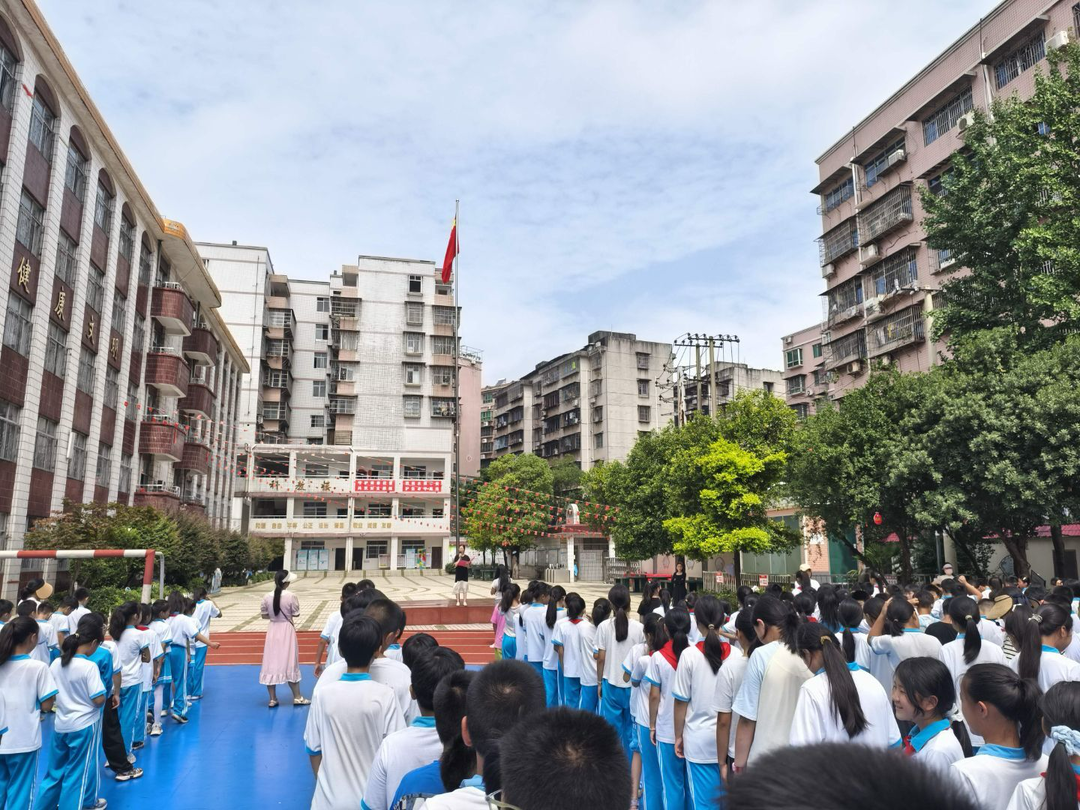 株洲市芦淞区庆云山小学开展防踩踏应急疏散演练