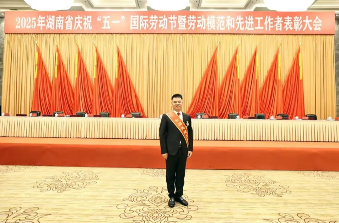 以爱育人 终成栋梁——记2025年全国先进工作者黄斌