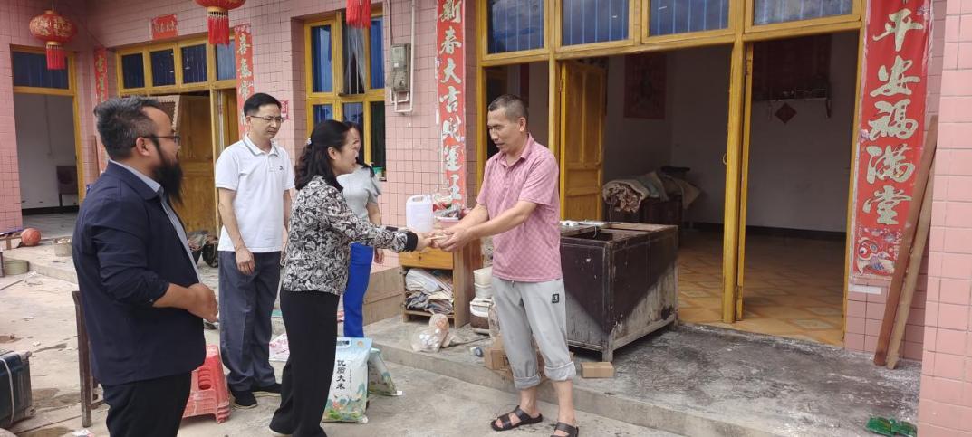 湘西州殘聯(lián)走訪慰問龍山縣受災(zāi)殘疾人戶