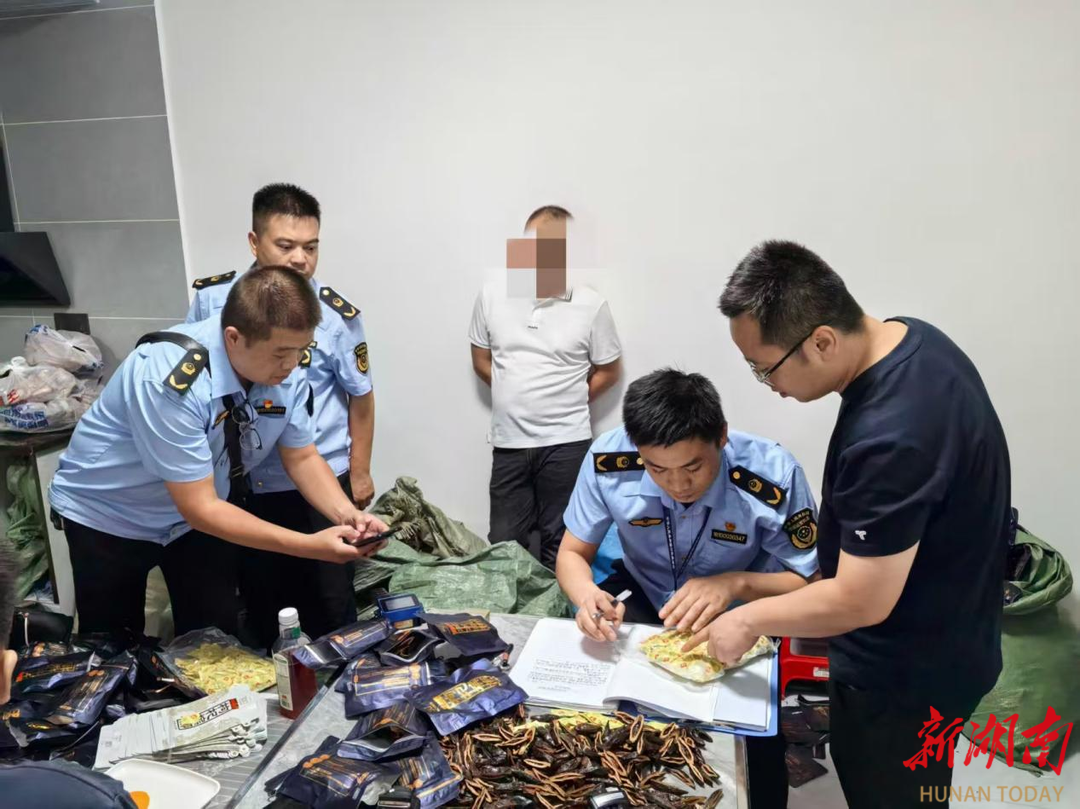雷霆出击！娄底连夜端掉1个制售假冒槟榔黑窝点