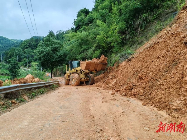 强降雨致道路塌方，洪江区公路部门全力抢通