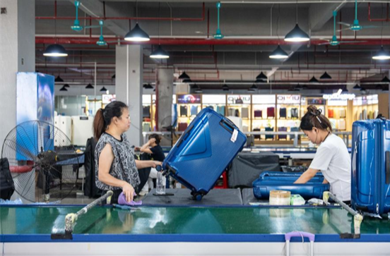 Luggage Industry Thrives in Lanshan County