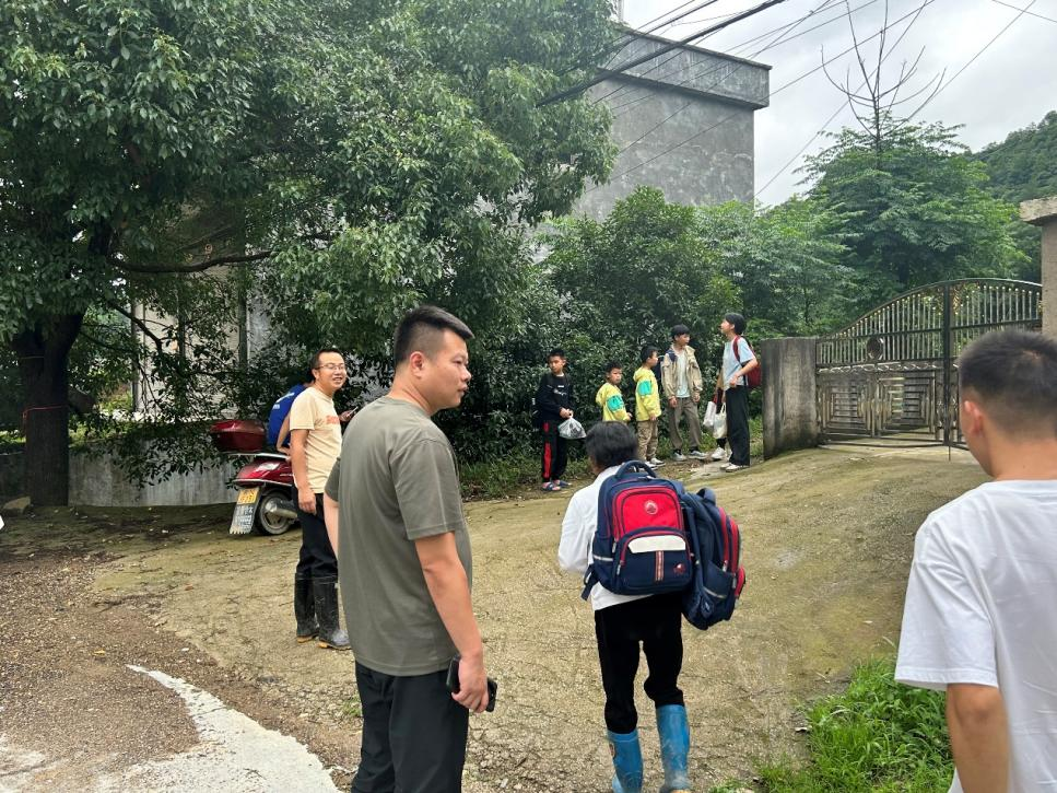 新晃：“護學小隊”上崗 助力暴雨圍困學生返學
